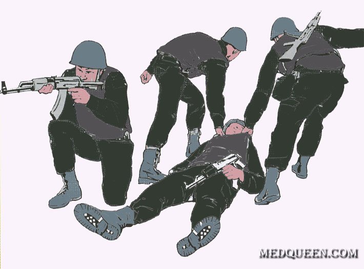 Транспортировка раненного двумя лицами Транспортировка раненного двумя лицами